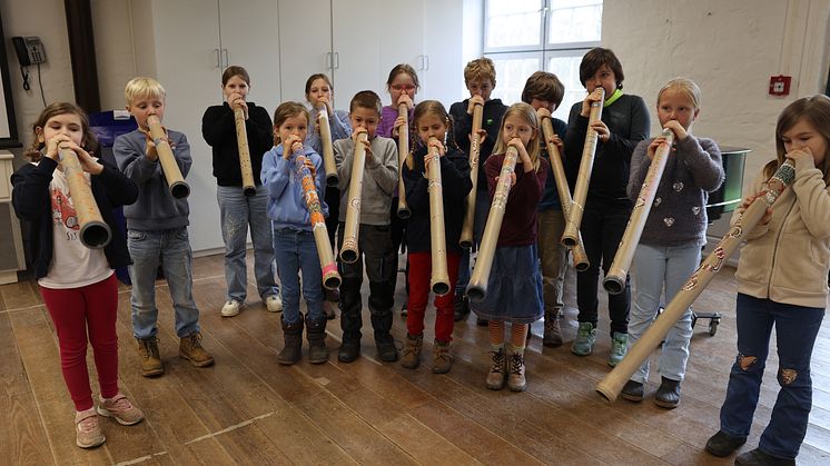 Mit selbstgebauten Didgeridoos gaben die Kinder ein Konzert