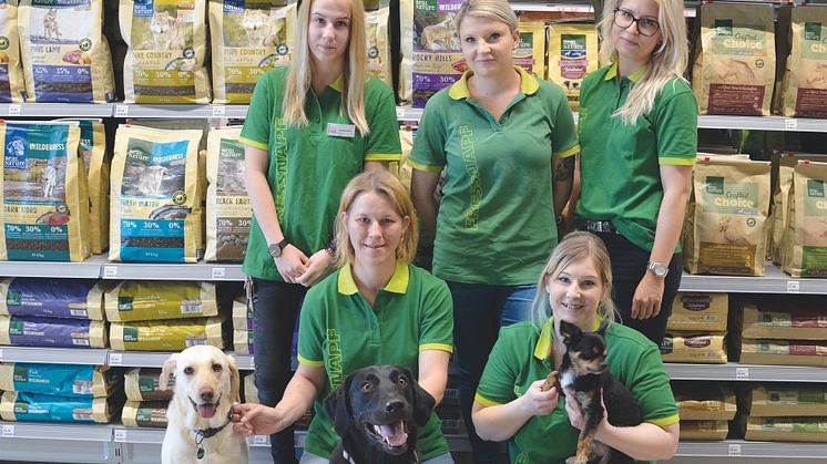 Das Fressnapf Team in der neuen Welser Filiale mit seinen tierischen Kollegen freut sich auf viele neue Stammkunden. 