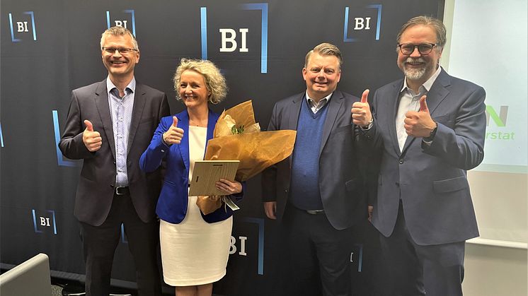 Fra venstre: Pål Silseth (Norsk Bærekraftbarometer) , Birte Sjule (Sporveien), Torgeir Kristiansen (Sporveien), Bengt Lorentzen (Norsk Bærekraftbarometer). Foto: Sporveien / Cato Asperud