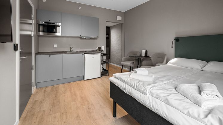 Tradisjonelle hoteller tjener sine formål, men hvis du ser etter komfort og hjemmekoselige leiligheter kombinert med fordelene fra et hotell – da er betjente leiligheter veien å gå.