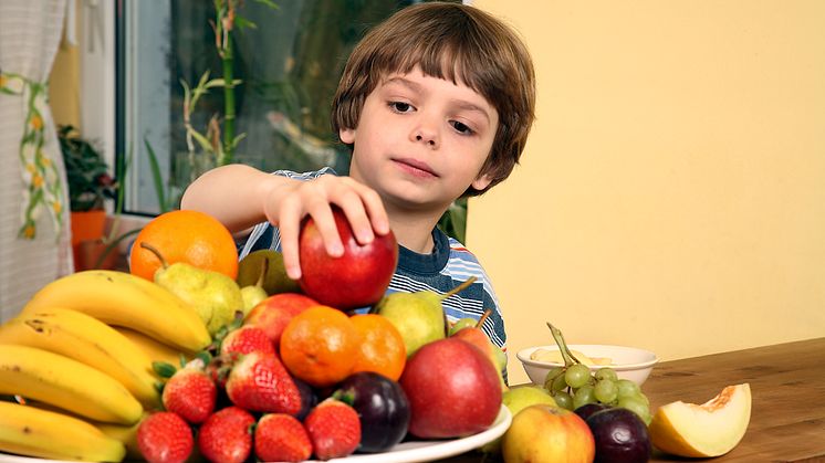 Junge mit Obstteller