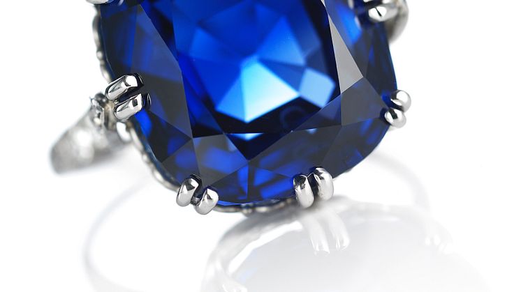 Tiffany & Co.: A Belle Èpoque sapphire and diamond ring. Sold for EUR 127,000 / USD 139,000 (including buyer’s premium)