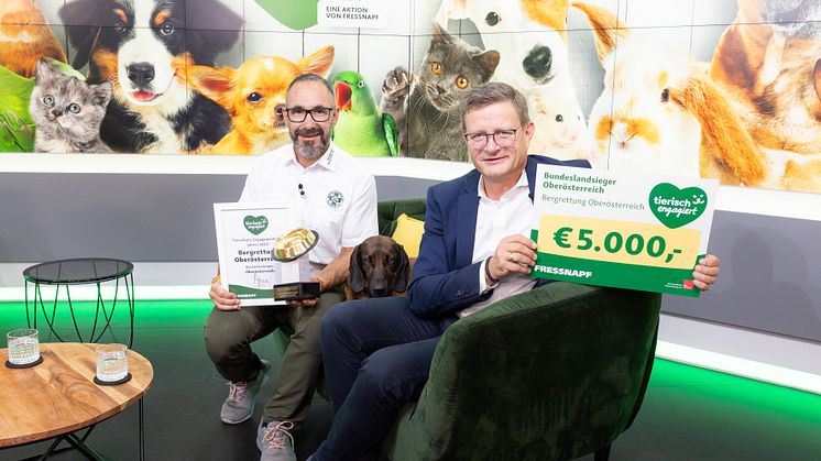 Der Goldene Fressnapf für Tierschutz in Oberösterreich: (v.l.n.r.) Alexander Seemann von der Bergrettung Oberösterreich und Hermann Aigner, Geschäftsführer Fressnapf Österreich. 