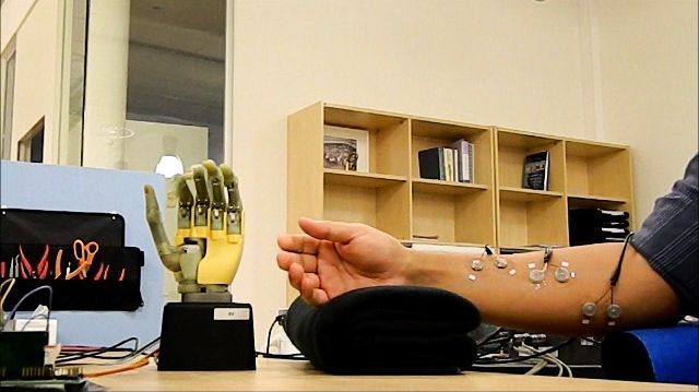 Controlling fingers