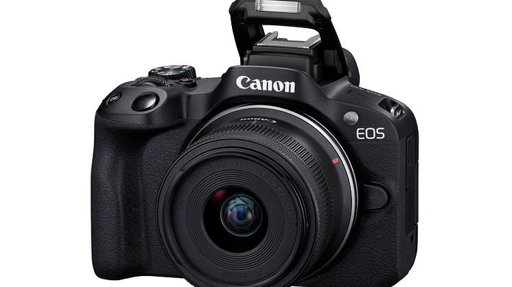 Canon EOS R50_Black_FrontSlantLeft_RF-S18-45mm(BK)_Flash