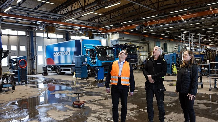 Roger Bergehed, Rejmes Bil, Leif Knutsson, Aspdahls Elektriska och Emma Lindblom, Cardi Elektroskandia betraktar installationen av Armaturen Tryggve som är optimal att använda i lokaler där det är högt i tak.