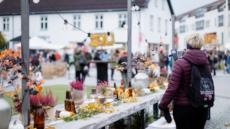 Matlystbordet får ny dekor hvert år og er et yndet fotoobjekt - FOTO Ringsaker kommune.JPG