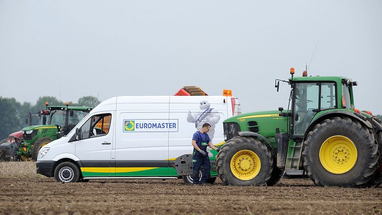 Euromaster tilbyder nu en unik service til deres landbrugskunder. De kan fremover både få breakdownservice her og nu samt bestille service af deres maskiner hjemme hos dem selv.