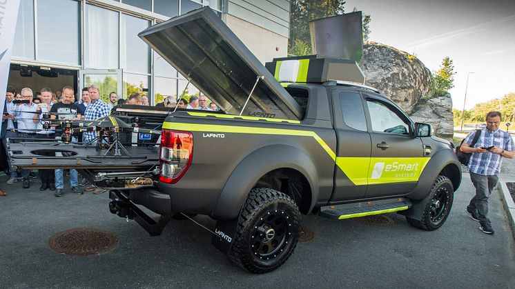 Først i sitt slag: Her er nye Ford Ranger som dronebil!