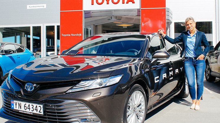 Enorm etterspørsel etter Camry: Bilselger Nina Richardsen fra Nordvik Narvik. Foto: Nordvik.