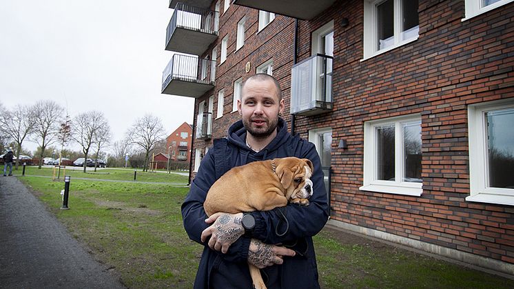 Måns Svenning och valpen Doris hämtade nycklarna till nya bostaden.