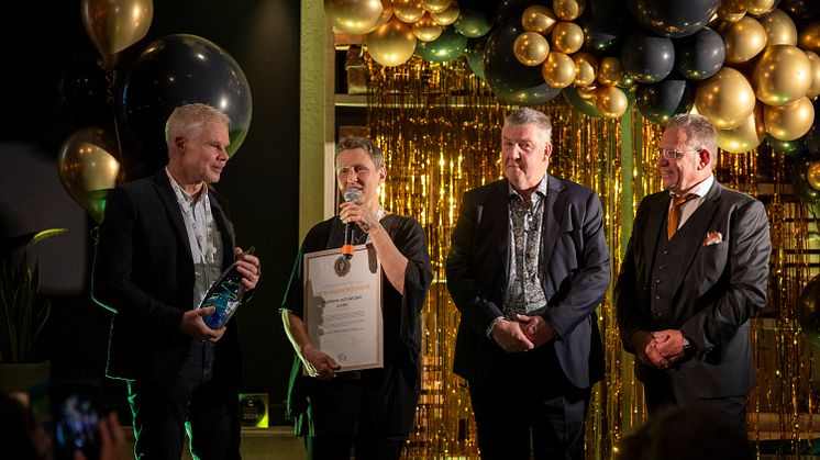 Vinnarna av Årets hållbarhetsinsats Anders och IngMarie Junler tar emot sitt pris.