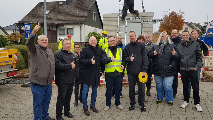 Gruppenfoto: Bürgermeister Jörg Schützeberg (3. von links), Markus Lungwitz, Projektleiter Bau Deutsche Glasfaser (4. von links)