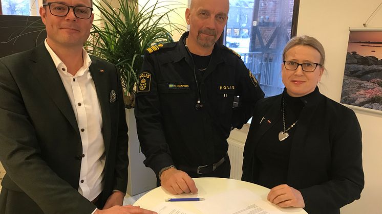 Jonas Bergman, kommunstyrelsens ordförande, Krister Adolfsson, t.f. lokalpolistområdeschef, Krissi Johansson, 2:e vice ordförande i kommunstyrelsen efter undertecknandet av medborgarlöftet för 2020. 