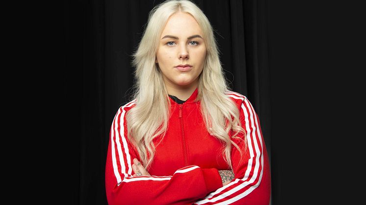 Mia Landsem, en av våre fremst nettdetektiver, hjalp Nora Mørk da private bilder ble ulovlig delt, og bidro til at de skyldige ble dømt. Nå er hun ute med boken Trygg på nett for de yngste og mest sårbare nettbrukerne.