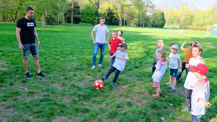 RB-Fußballer kicken im Kinderhospiz Bärenherz mit kleinen Fans um die Wette 