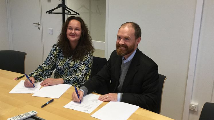 Bitr stadsdelsdirektör Victoria Callenmark och Rädda Barnens Johannes Nilsson undertecknar avtalet.
