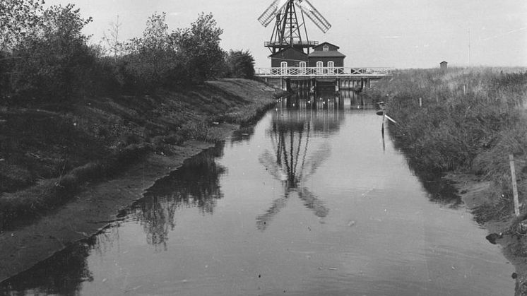 Den allra första turbinen invigdes 1870 och drevs av en vindmölla. Bilden är från 1895.