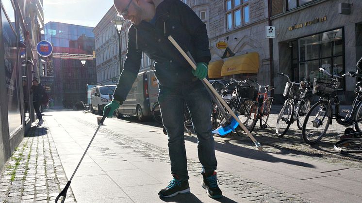 Butikschef städar gågatan