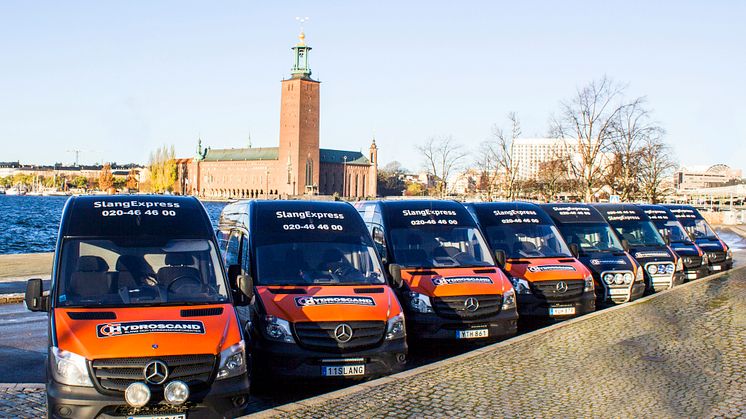 SlangExpress åtta servicebussar i Stockholm samlas för ett uppstartsmöte.
