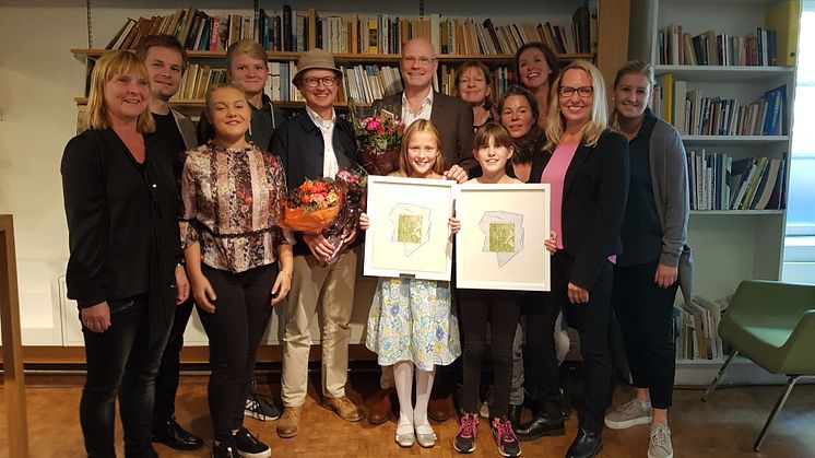 Prisvinnerne Gisle Kverndokk og Bjørn F. Rørvik delte prisen med alle involverte på og bak scenen. Her er de unge hovedrolleinnehaverne med sin kordirigent Edle Stray Pedersen og sentrale aktører fra Den Norske Opera & Ballett. Foto. Beate Styr/NKF