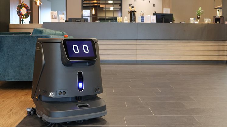 Test im Hotel-Lab: Reinigungsroboter im Foyer des Pear Hotels (Foto: LIEBLANG Gruppe)