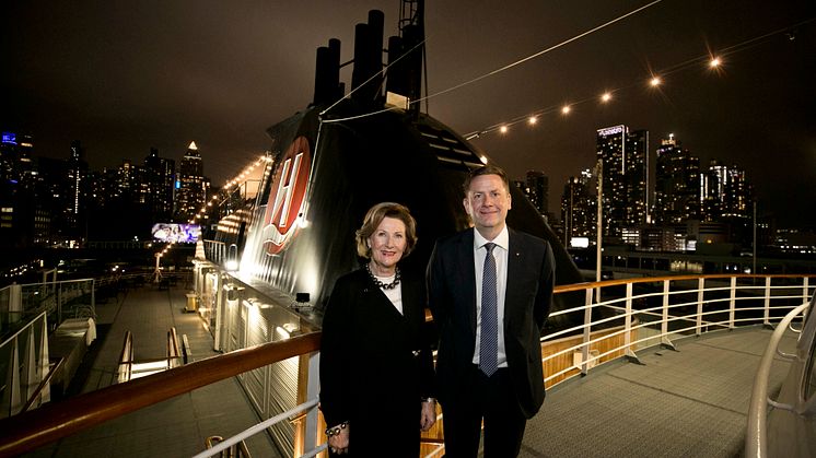 With the Manhattan skyline as a backdrop and on MS Fram, HM Queen Sonja and Hurtigruten CEO, Daniel Skjeldam announced the cooperation between QSPA and Hurtigruten. Photo: PONTUS HÖÖK/Hurtigruten