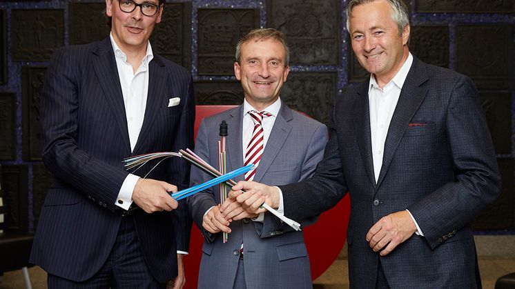 Uwe Nickl, Sprecher der Geschäftsführung Deutsche Glasfaser, Thomas Geisel,  Oberbürgermeister von Düsseldorf und Hannes Ametsreiter, CEO von Vodafone Deutschland 