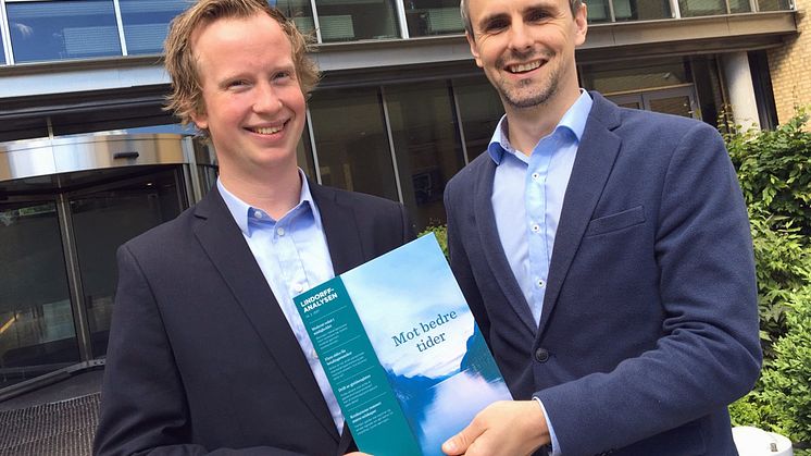 Våre analytikere Morten Trasti (venstre) og Tor-Erik Ingebretsen (høyre) er hovedskribentene i den nye Lindorffanalysen. Fallende arbeidsledighet er en av grunnene til at de tror på en utflating i gjeldsproblemene fremover. Foto: Lindorff