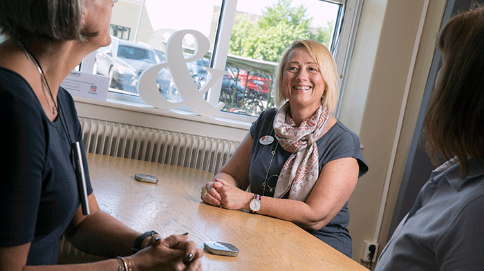 Ulrika Ring använder hörselprodukter på arbetet för att kunna delta i alla samtal