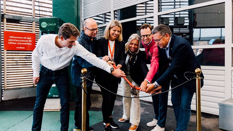 Invigning batteryswap Nordstan 11 september. Från vänster Mattias Tingvall GoCiklo, Patrik Lindergren, Vialumina, Helena Lindqvist, Nordstan, Malin Andersson, Drive Sweden, Hans Skruvfors, foodora, Mattias Jonsson, riksdagsledamot och ordförande BRG