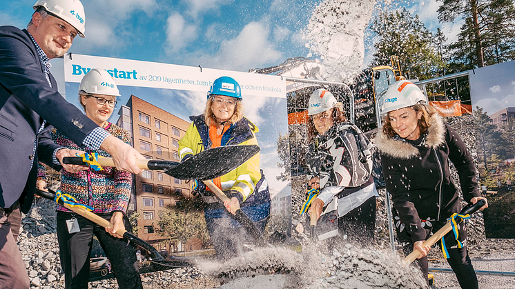 Ett nytt kvarter med Ett helt nytt kvarter, med bland annat 209 lägenheter, ska  byggas i Flemingsberg. Idag skedde det första spadtaget.  Foto: Ola Jacobsen