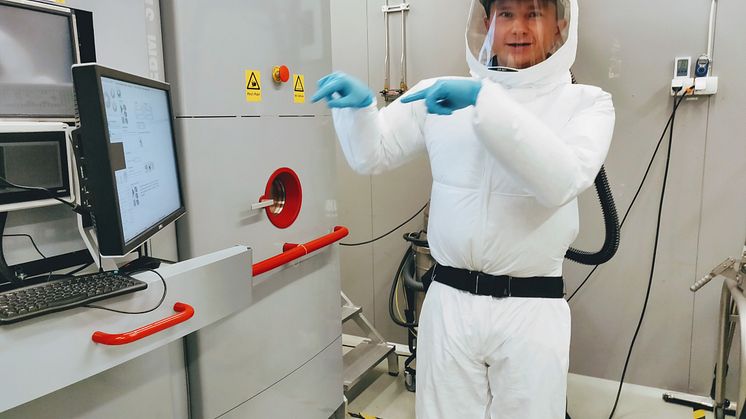 Markus Uhlirsch i labbet för additiv tillverkning av metaller på Swerim.