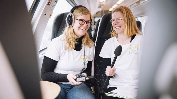 Seit April gibt der Podcast der Präsenzstelle Fürstenwalde „Abgeholt – Wissenschaft in vollen Zügen“ den pendelnden Forschenden auf der östlichen RE1-Strecke eine Stimme.  Bild: © Katrin Harms