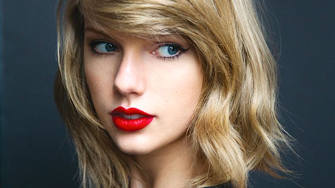 CloseUp interview with Taylor Swift for front cover story in Swedish lifestyle and travel magazine Voyage