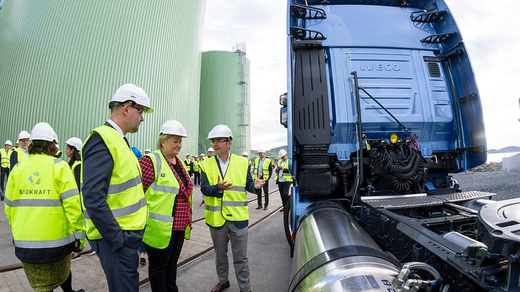 IVECO Brand President Pierre Lahutte med statsminister Erna Solberg ved siden av den nye IVECO Stralis NP 460