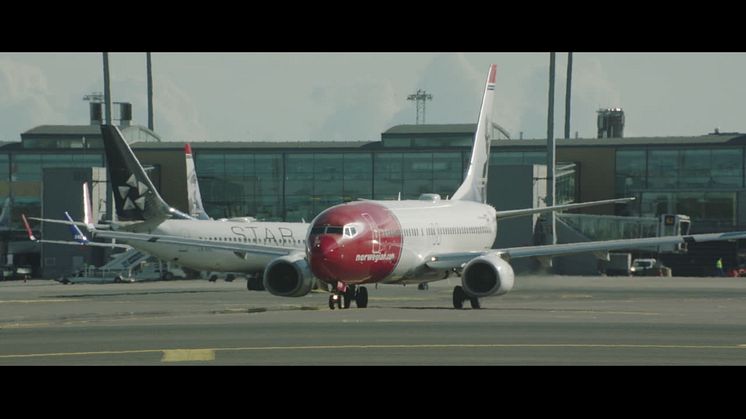 Boeing 737-800 takser på OSL. 