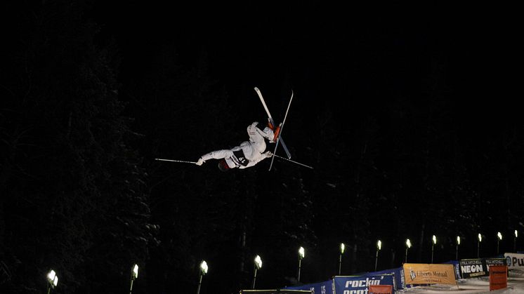 Walter Wallberg under nattens tävlingar. Foto: FIS Freestyle