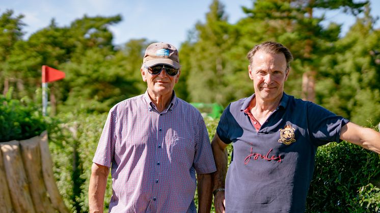 Jan Jönsson, Tävlingsledare för Falsterbo Hunting och Staffan Lidbeck, bandesigner för Falsterbo Huntings nya bana vid ett av de hinder som kommer att ingå i dagens tävling