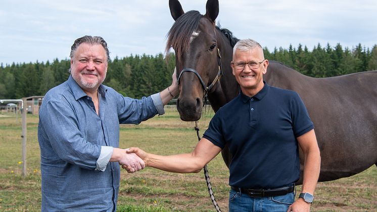 Jägersros sportchef Mats Ahlkvist hälsar Önas Prince och Per Nordström välkomna till Hugo Åbergs Memorial. Foto: Mikael Rosenquist.