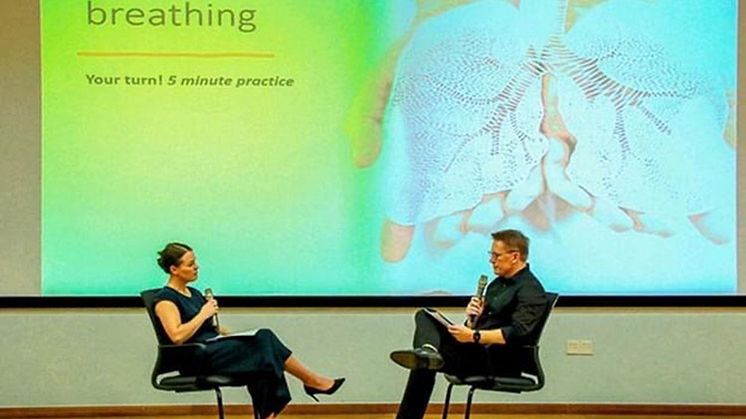 Emma Edberg Matei och Martin Persson i rollspel med varandra under en workshop i Acceptance and commitment therapy (ACT) på General Sir John Kotelawala Defence University (KDU).