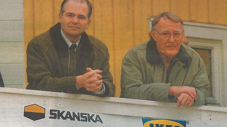 Skanskas dåvarande styrelseordförande och Ingvar Kamprad år 1997. Bilden är från invigningen av det första BoKlok-projektet i Ödåkra utanför Helsingborg 