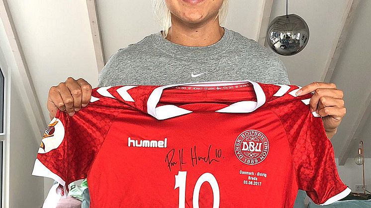 Pernille Harder: Signeret kampbåren trøje.