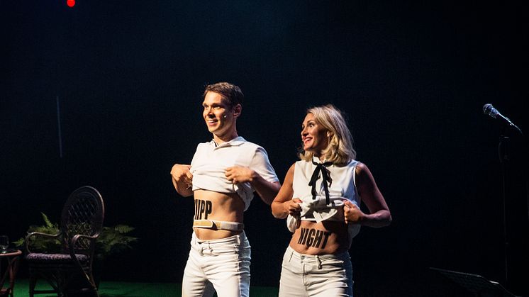 Värdparet Mattias Linderoth och Sissela Benn håller i trådarna under säsongens sista Hipp Night 26 april.