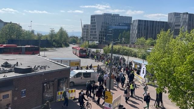 Mandag 22. mai er det ventet betraktelig flere reisende via Helsfyr. Beregn god tid og vurder alternative reiseruter. Foto: Ruter/Frank Bergmann Kilen
