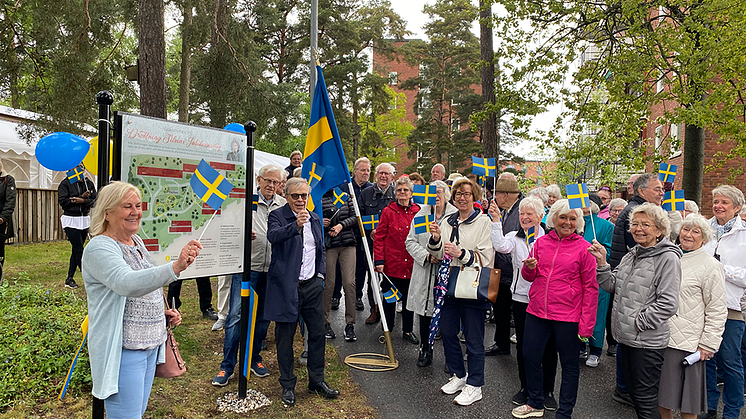 Ordförande Ewa Samuelsson har precis klippt bandet och invigt Drottning Silvias Jubileumsstig