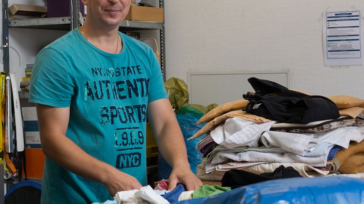 Alexej Kuzneccov sorgt mit seinen Kolleginnen und Kollegen dafür, dass die an die Hephata Diakonie gespendeten Textilien sortiert werden und wenn möglich im Second-Hand-Laden „Fundgrube“ für wenig Geld weiterverkauft werden können.