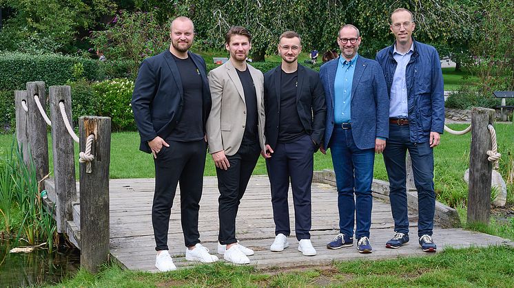 Teamet på Sunsurf Solar tillsammans med investerarna Martin Norling och Fredrik Nyberg