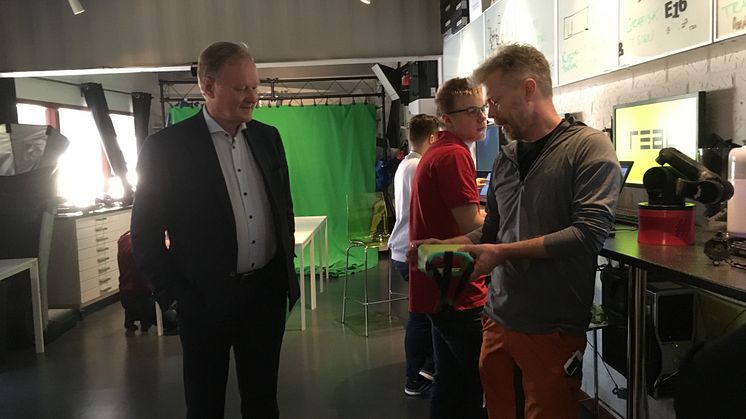 Under besöket fick Leif Östling en rundtur på Realgymnasiet. Elever och lärare på teknikprogrammet visade hur de arbetar med prototyper, design samt spel- och webbutveckling, gränssnittsdesign och 3D. 