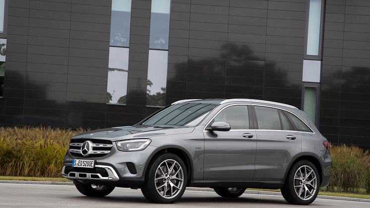 Mercedes-Benz GLC 300 e SUV 4MATIC får en räckvidd på el på ca 4 mil och kostar från ca 559.900 kr.